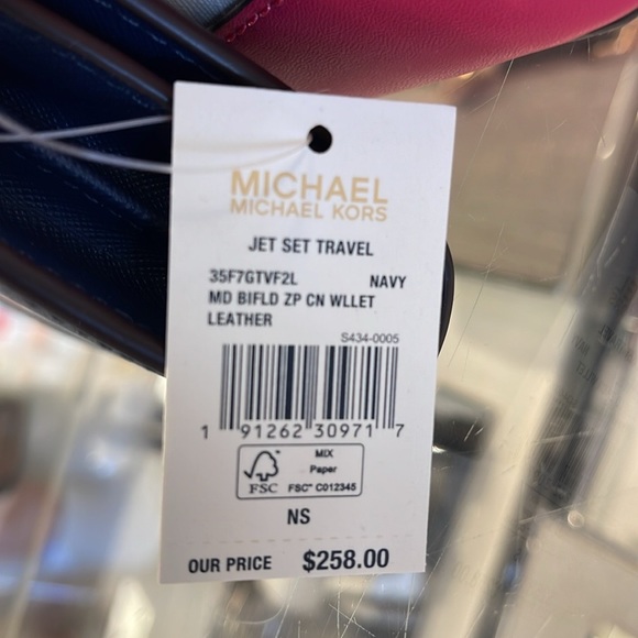 MICHAEL KORS
Medium Jet Set Travel Crossgrain Leather Bifold Zip Wallet
Navy
NWT - Picture 15 of 16